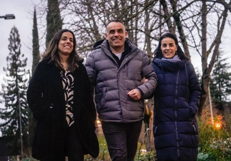 Sara, Marta y Carlos pasean juntos por Vitoria.