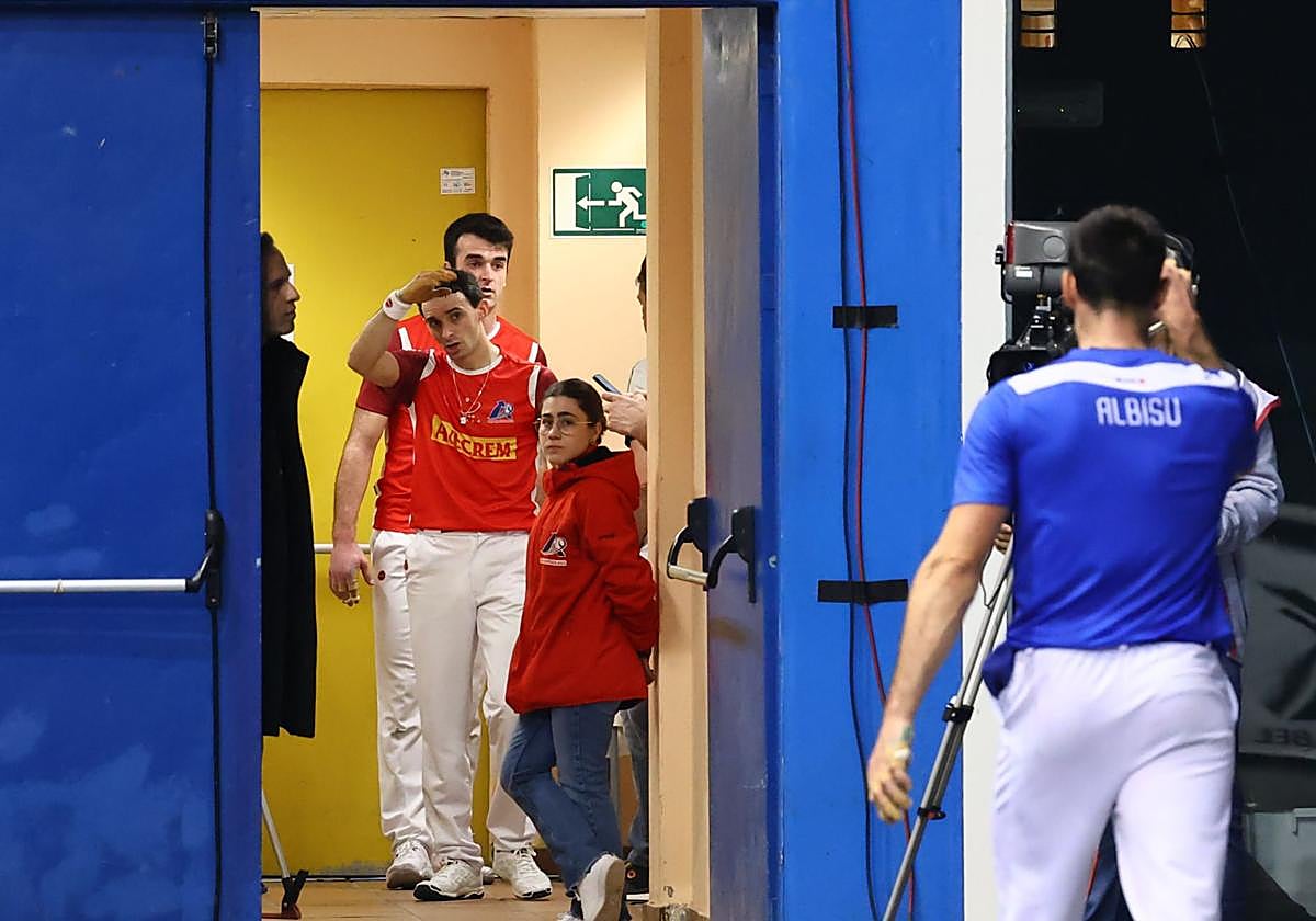 Altuna III muestra su hartazgo con un sector de aficionados camino a los vestuarios junto a Bikuña.