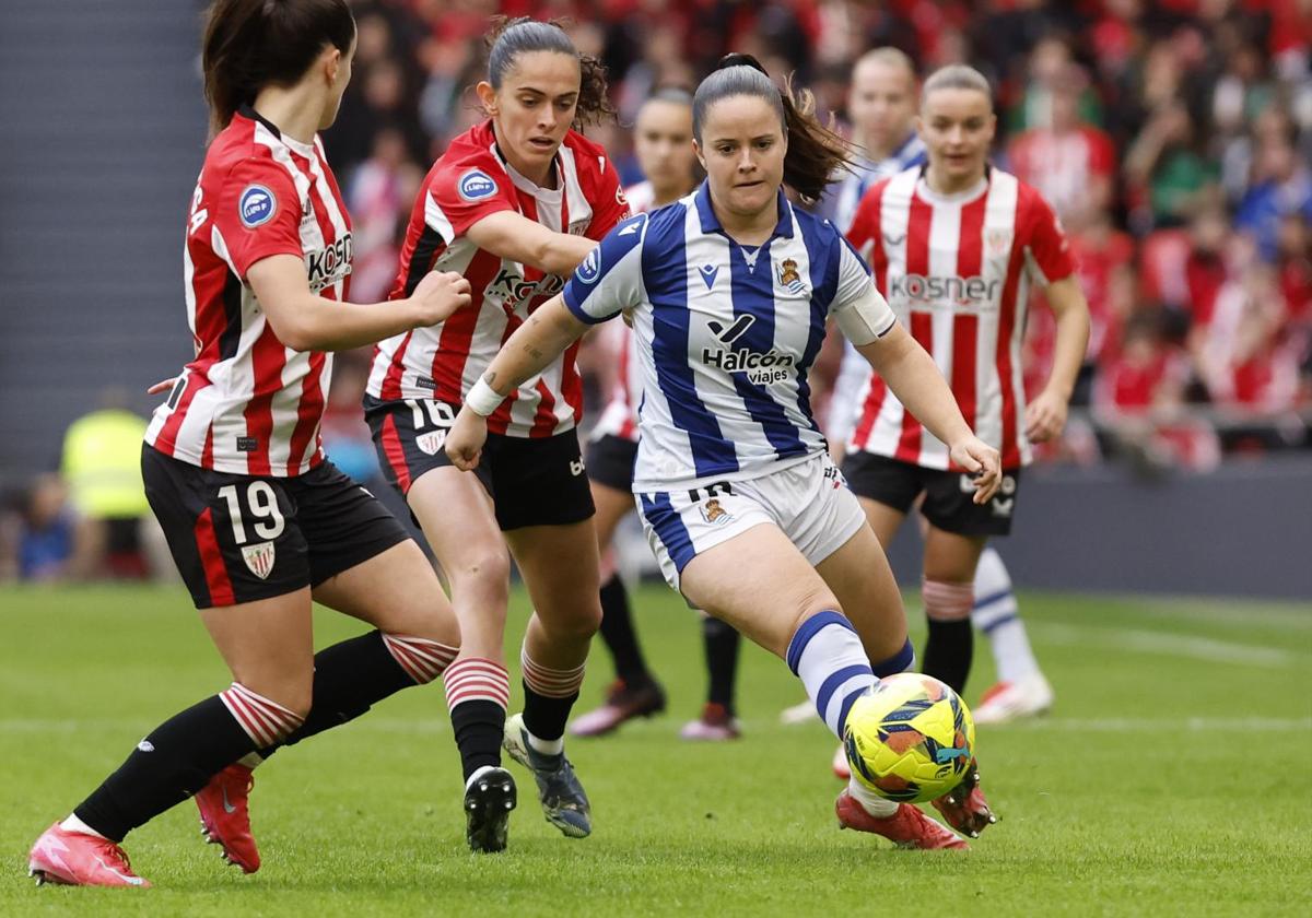 Nerea Eizagirre intenta llevarse el balón entre varias rivales en el partido de este domingo