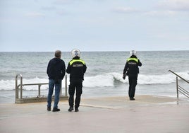 Dos guardias municipales de Zarautz observan el oleaje en la playa zarauztarra.