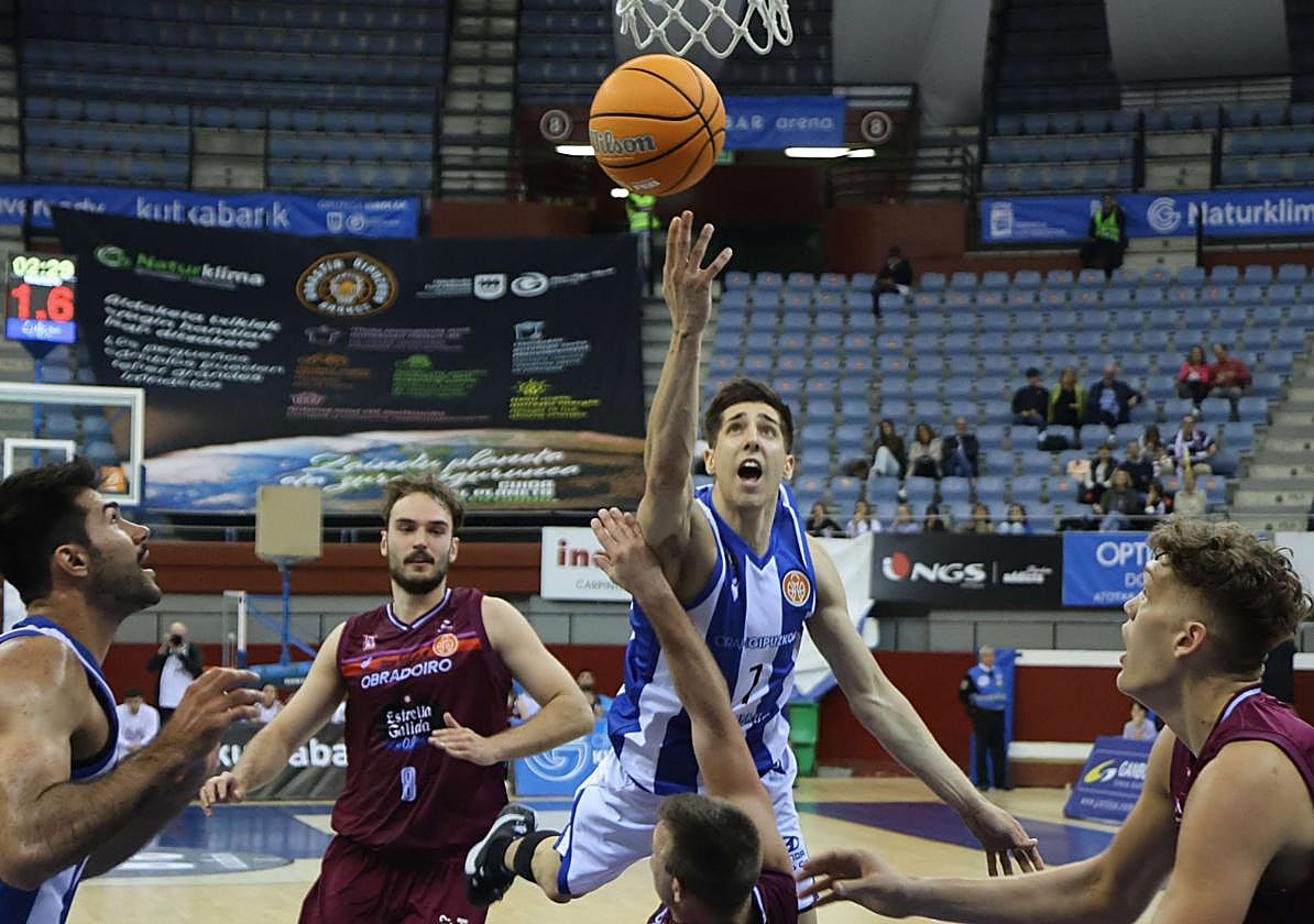 Mateo Díaz entra a canasta.