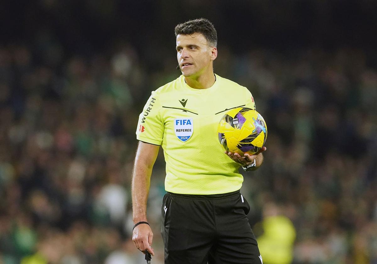 Gil Manzano antes de arrancar la segunda mitad del duelo entre el Betis y la Real Sociedad.