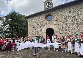 San Juan. Lurra es la encargada de vestir de bailes la fiesta en Santa Bárbara cada año.