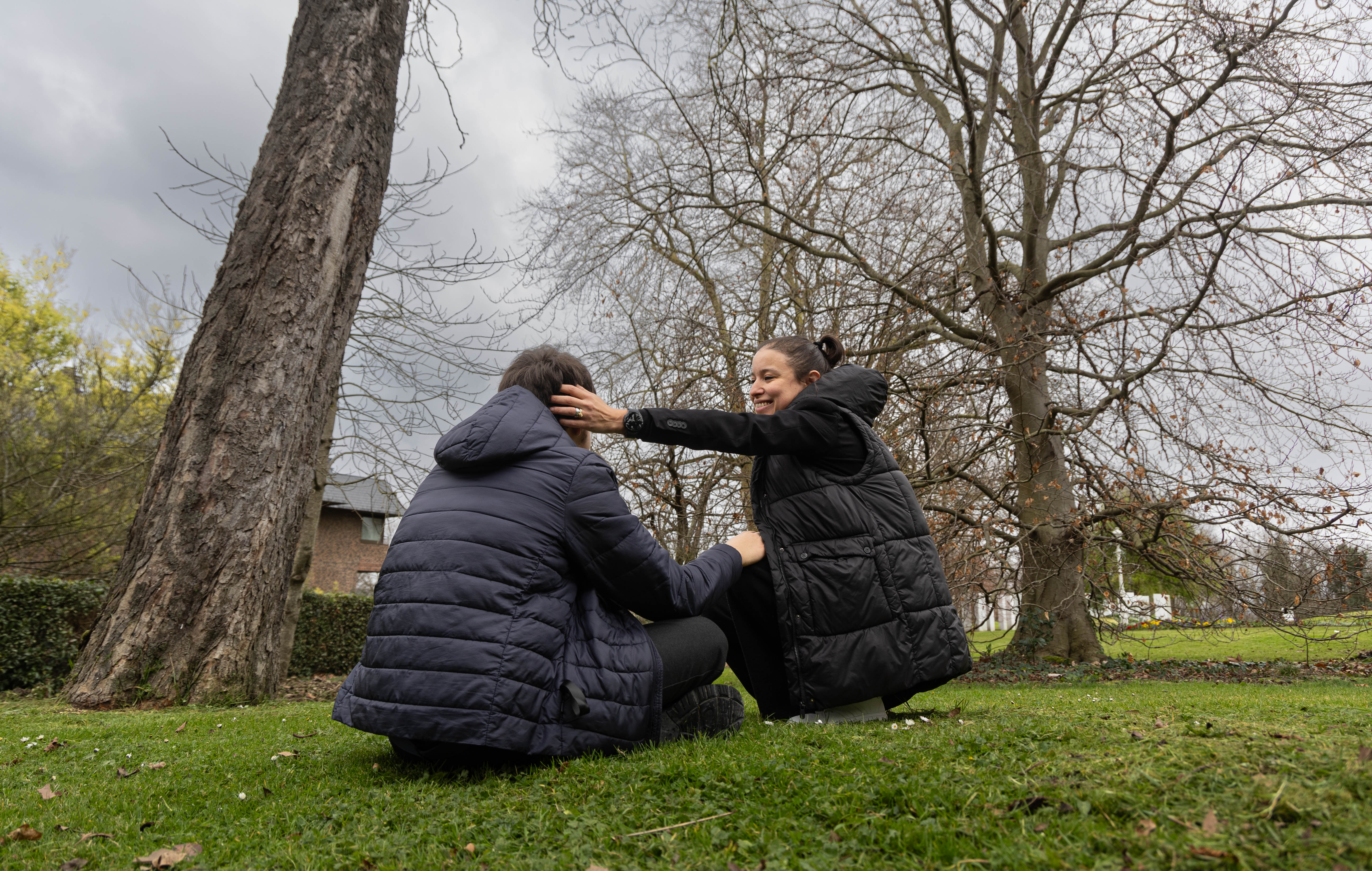 Nina habla con hijo Sebas, en el parque de Aiete de Donostia.