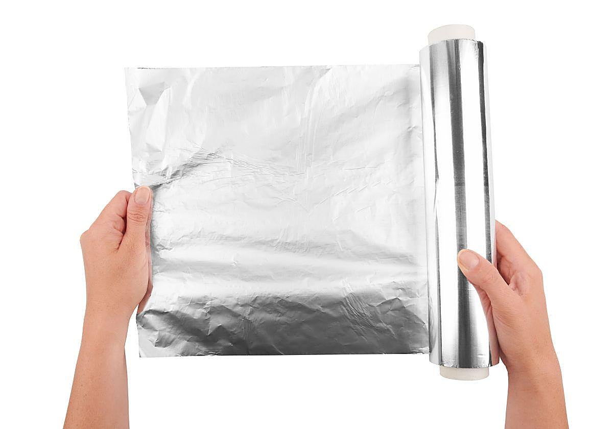 Lo que dice la ciencia sobre qué cara del papel de aluminio usar, la brillante o la opaca