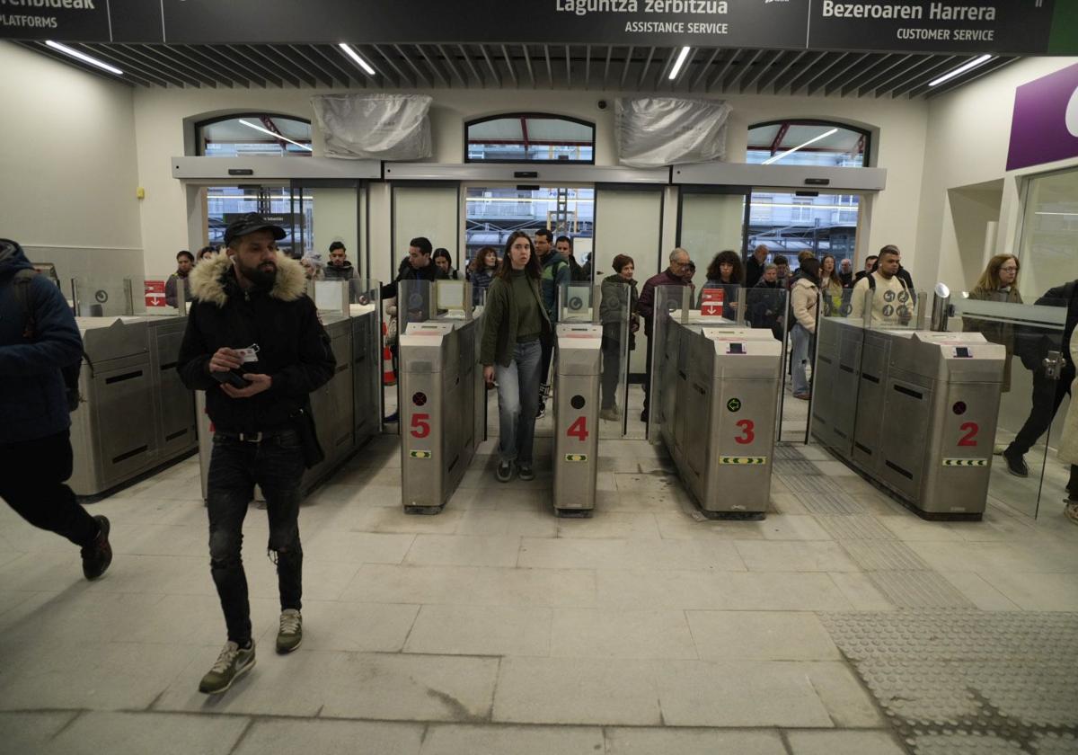 «Esta estación es mucho más cómoda, pero todavía se ve mucha obra y aún faltan servicios»