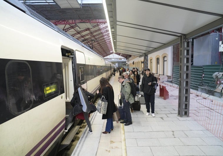 Los pasajeros han accedido este lunes de nuevo a los vagones por la fachada principal de la Estación del Norte