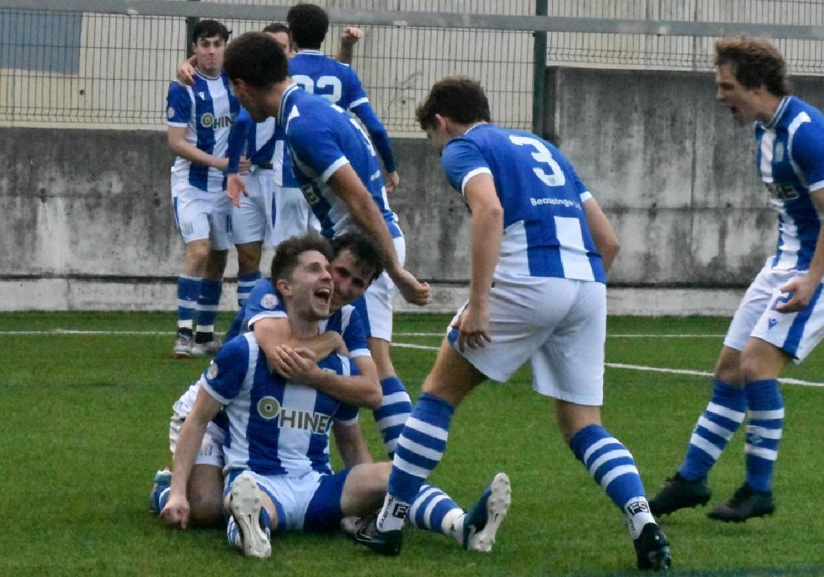 El zaguero Jon Gaztañaga celebra junto a sus compañeros el tanto que adelantó a los locales.
