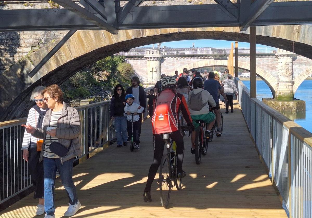 Luces y alguna sombra en el primer día de 'verano' de la nueva pasarela sobre el Bidasoa