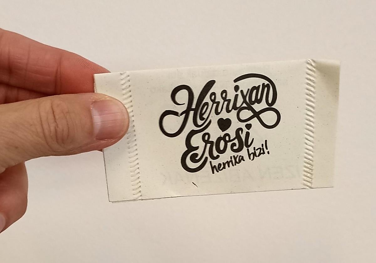 Imagen de la campaña 'Herrixan erosi, herrixa bizi' lanzada para las navidades de 2023.