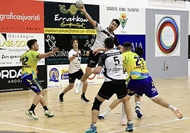 Xabat Olaizola ha regresado a la cancha y continúa aportando sus goles para buscar la salvación.