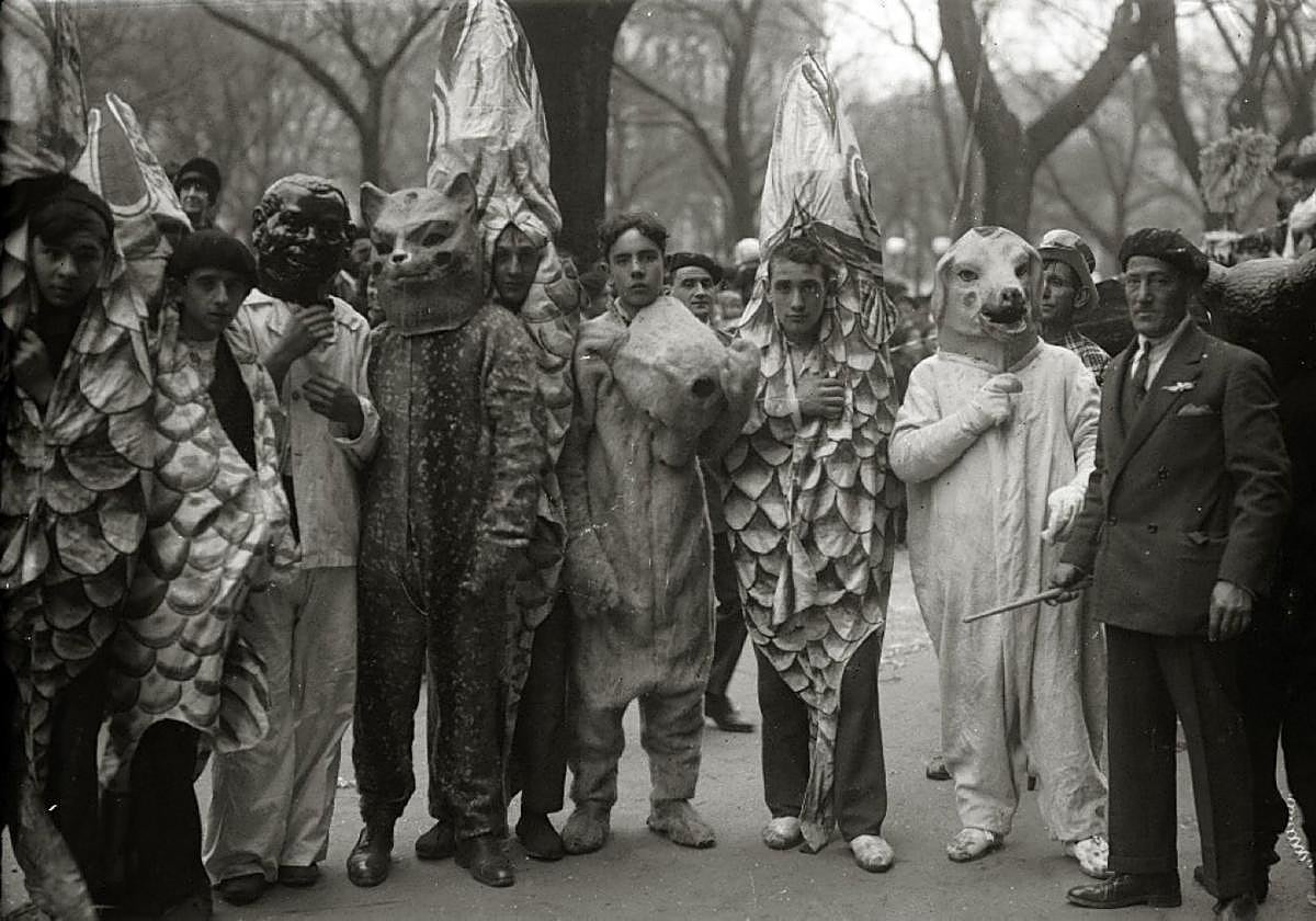 Disfraces animalescos en el Boulevard, en el año 1927.