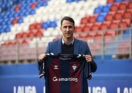 Beñat San José posa en Ipurua en su presentación.