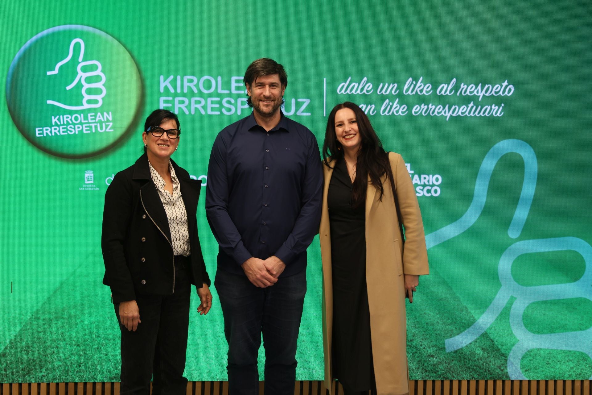 Ainhoa Ostolaza, directora deportiva de la Federación Guipuzcoana de Ciclismo; Gurutz Aginagalde, presidente del Bidasoa Irun, y Nieves Hortigüela, su mujer