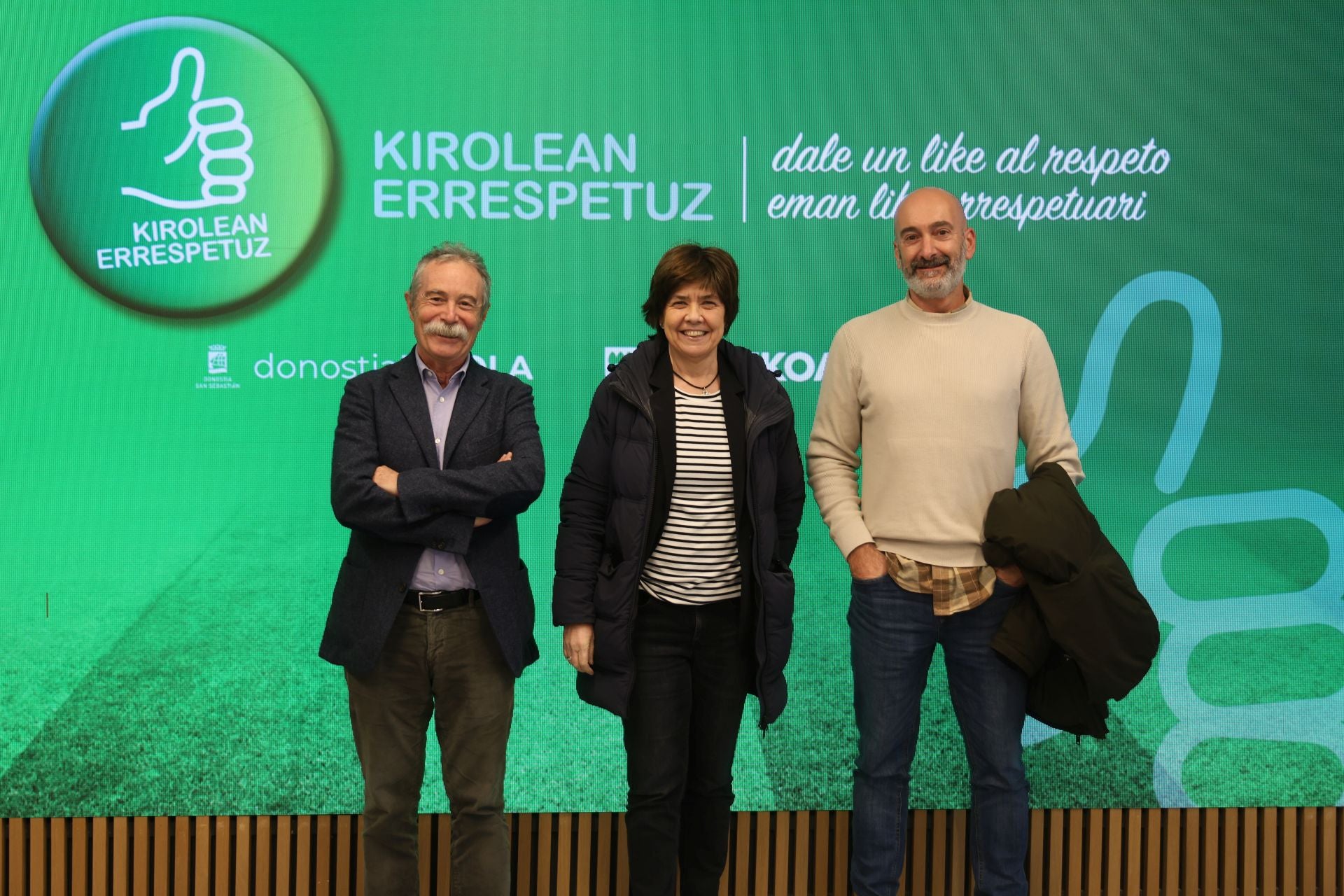 Pío Aguirre, del Real Club Naútico San Sebastián; Carmen Muguruza, presidenta del IDK Euskotren; y Andoni Azurmendi, presidente de la Federación Española de Bádminton