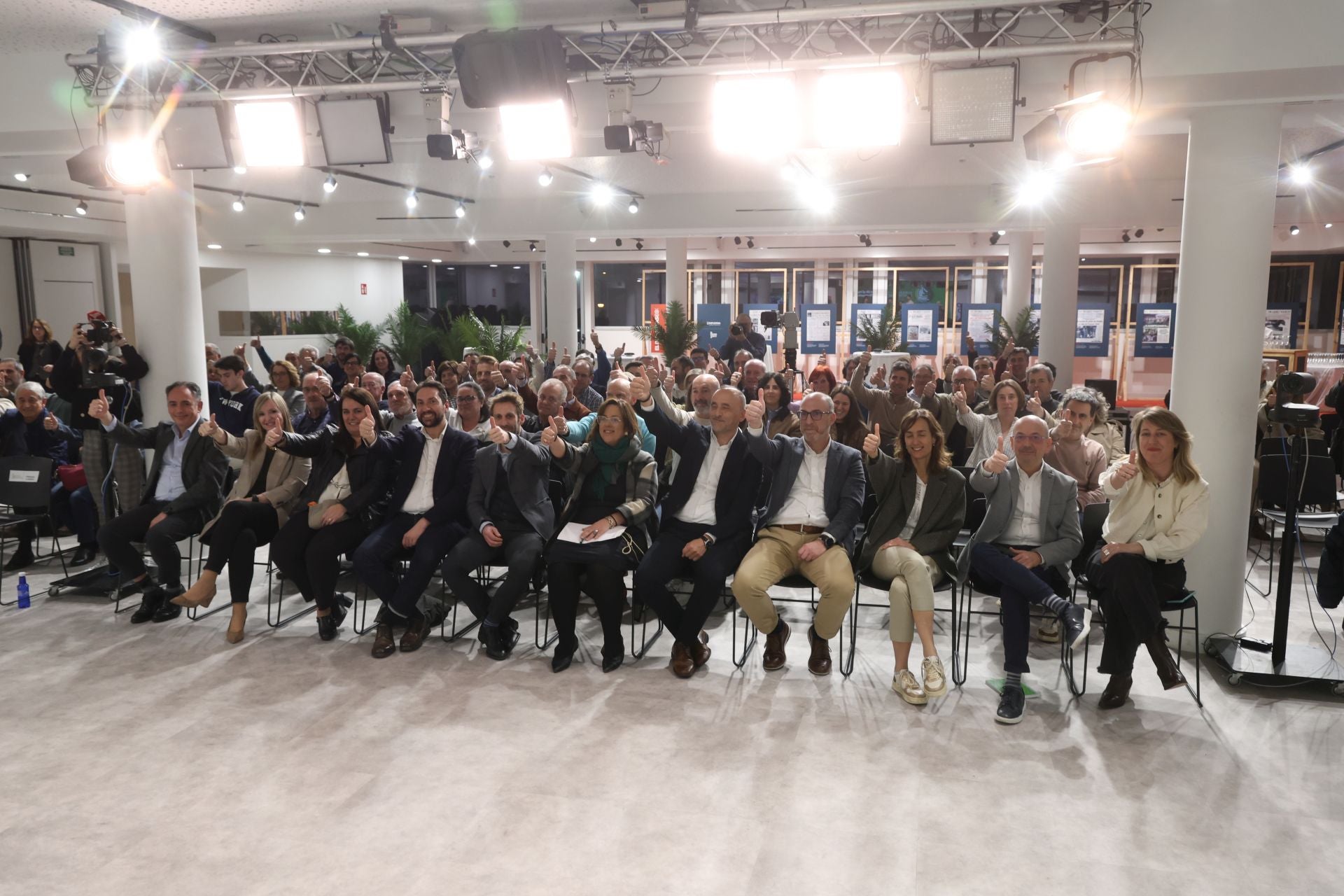 El público asistente con el pulgar levantado, símbolo de Kirolean Errespetuz