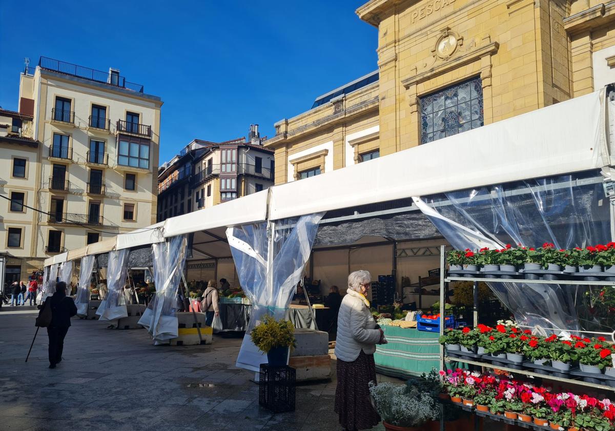 Goia cree que llevar a las caseras dentro del mercado de la Bretxa «beneficia a todos»
