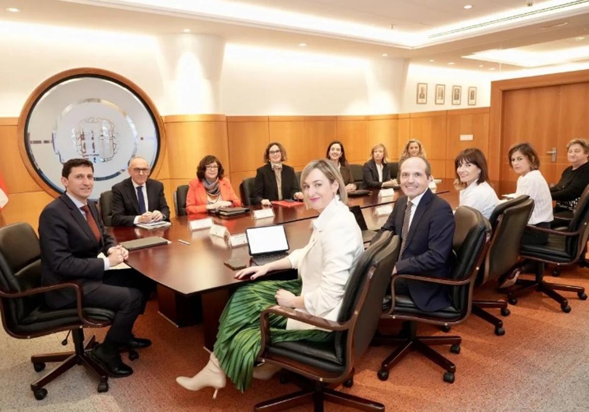 El consejero D'anjou, las tres diputaciones y Eudel, en representación de los ayuntamientos, el pasado jueves en la reunión del Consejo Vasco de Finanzas.
