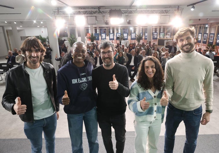 Carlos Martínez, Iris Mbulito, Juan Aldaz, Esther Arrojeria y Fernando Llorente, este martes en el foro Kirolean Errespetuz celebrado en DV Gunea.