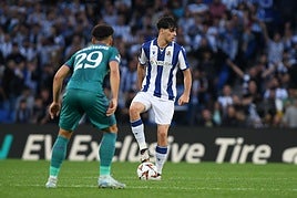 Jon Martín, con el balón controlado durante el partido ante el Anderlecht en Anoeta