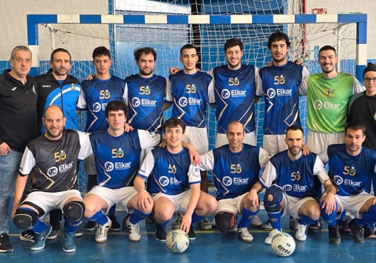 El principal equipo de fútbol sala del OKE antes de disputar el partido en Pasai Donibane.