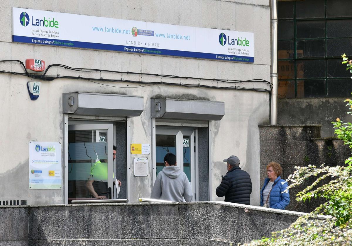 Varias personas se dirigen a la oficina de Lanbide de Eibar.