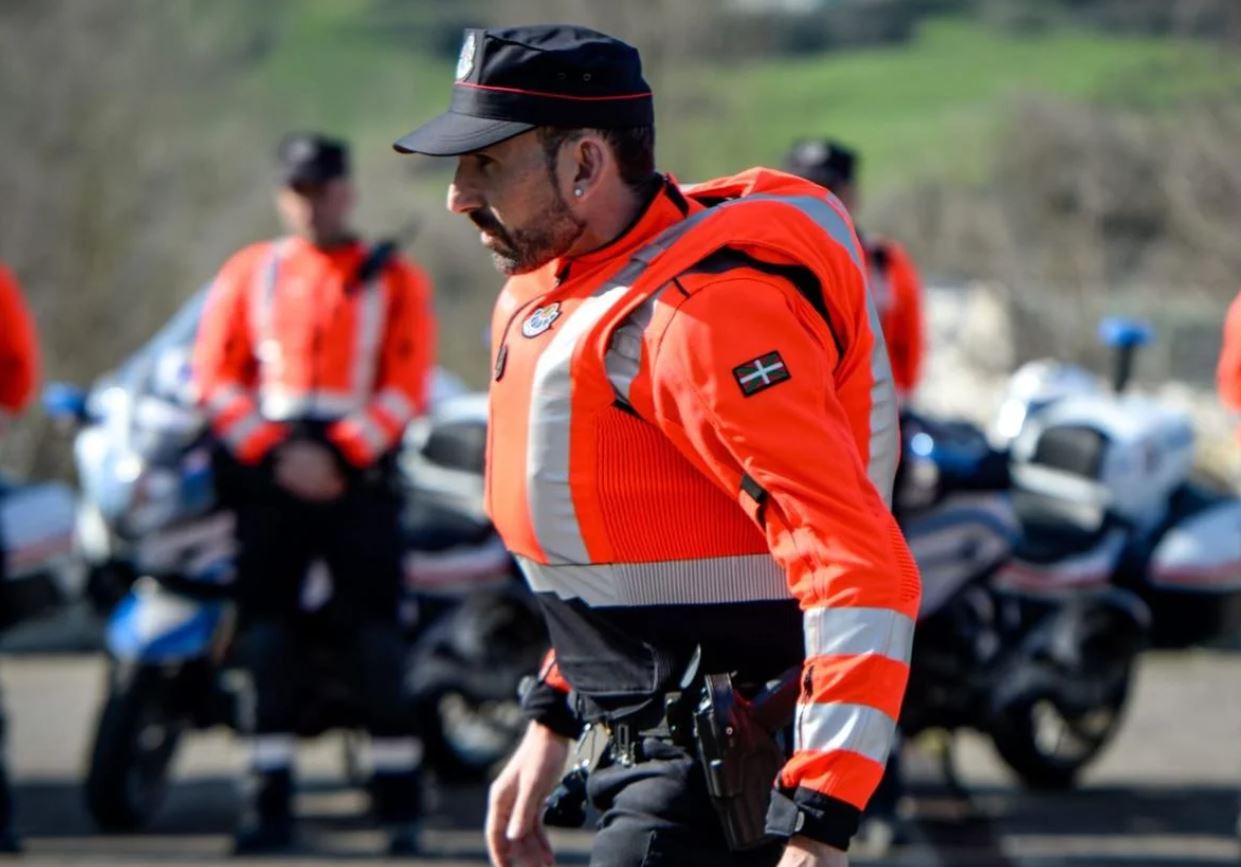 Los motoristas de la Ertzaintza estrenan nuevo uniforme con airbag
