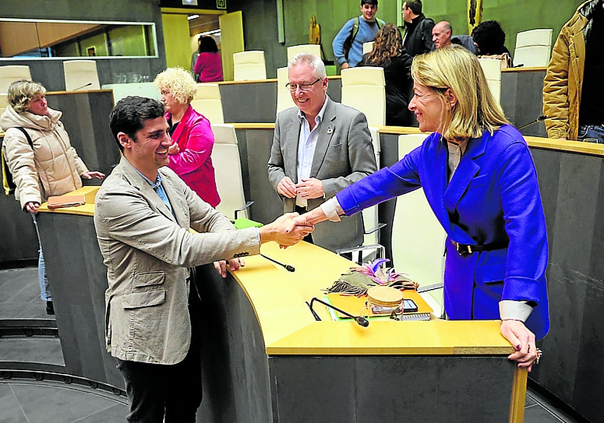 Mikel Lezama y Eider Mendoza en las Juntas Generales.