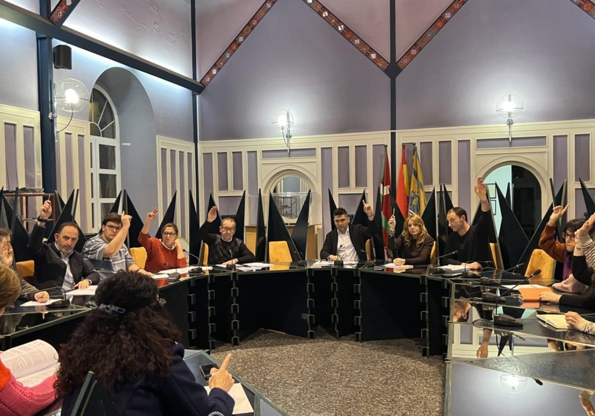 Tanto la cesión del local a Gautena como la puesta en marcha de la contratación de limpieza de edificios municipales se aprobaron por unanimidad.
