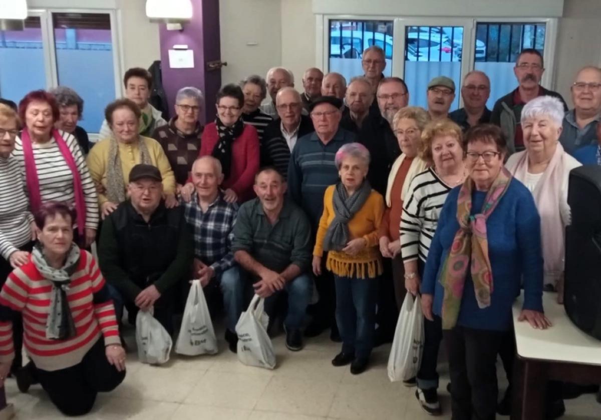 Campeones y subcampeones de los juegos en la entrega de premios celebrada tras la asamblea de Buztintegi.
