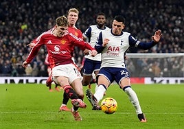 Garnacho y Porro disputan un balón en el último Tottenham-United.