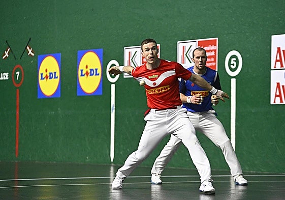 Artola golpea la pelota en presencia de Elordi, este jueves en el Beotibar.