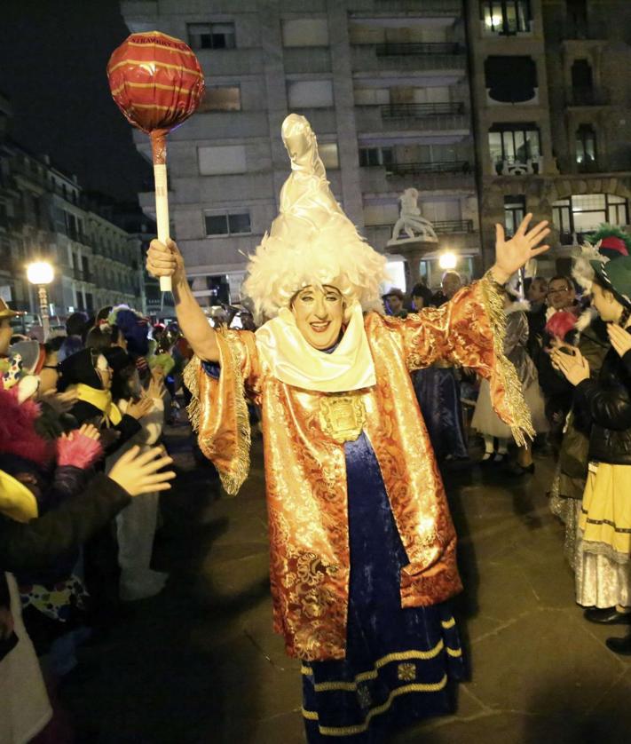 Imagen secundaria 2 - 'Bebés' hawaianos en la calle Elkano en 2004 y dos históricos de la fanfare: Carlos de Andrés y Manolo García, como Dios Momo en el año 2017.