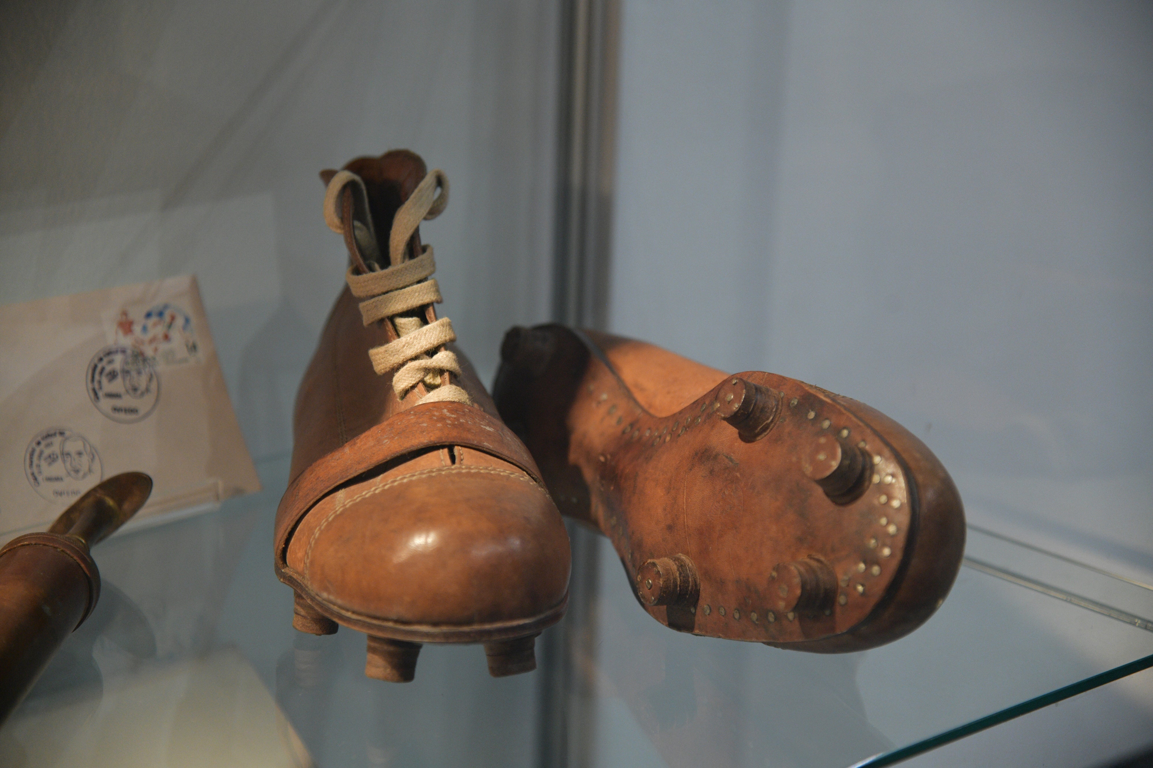 Imagen secundaria 1 - Lángara, agachado justo en medio, con la selección de Euzkadi. Una imagen de sus botas y el contrato que firmó con el Oviedo.