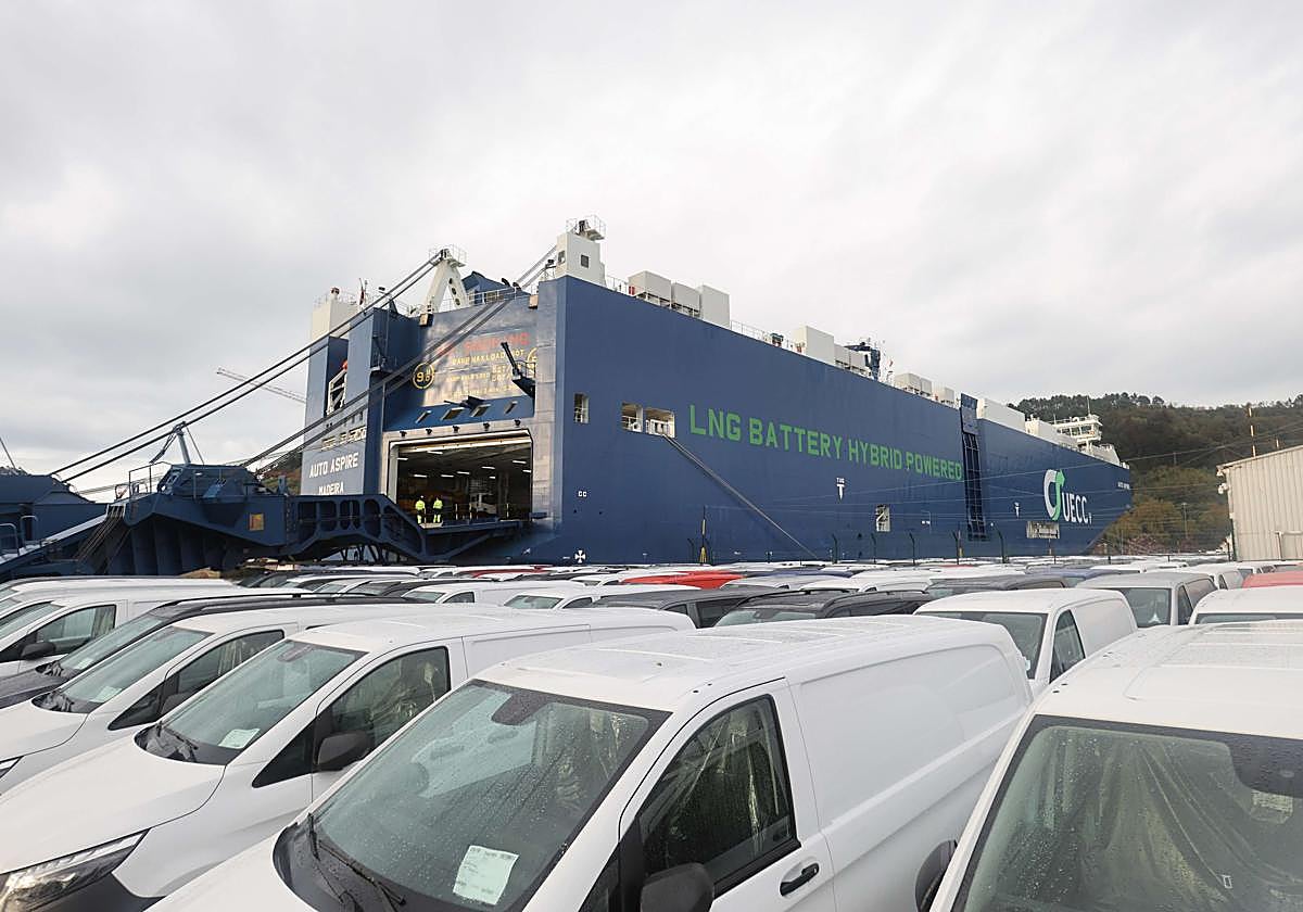 Llegada de un barco que transporte vehículos en el puerto de Pasaia, uno de los núcleos claves de la automoción en Euskadi.
