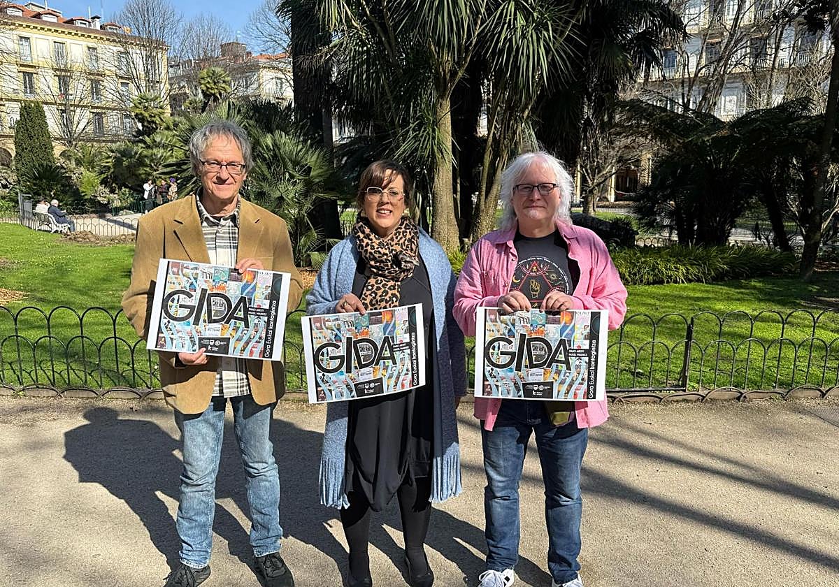 Pako Aristi idazlea, Goizane Álvarez Kultura diputatua, eta Mikel Markez musikaria, gidaren aurkezpenean.