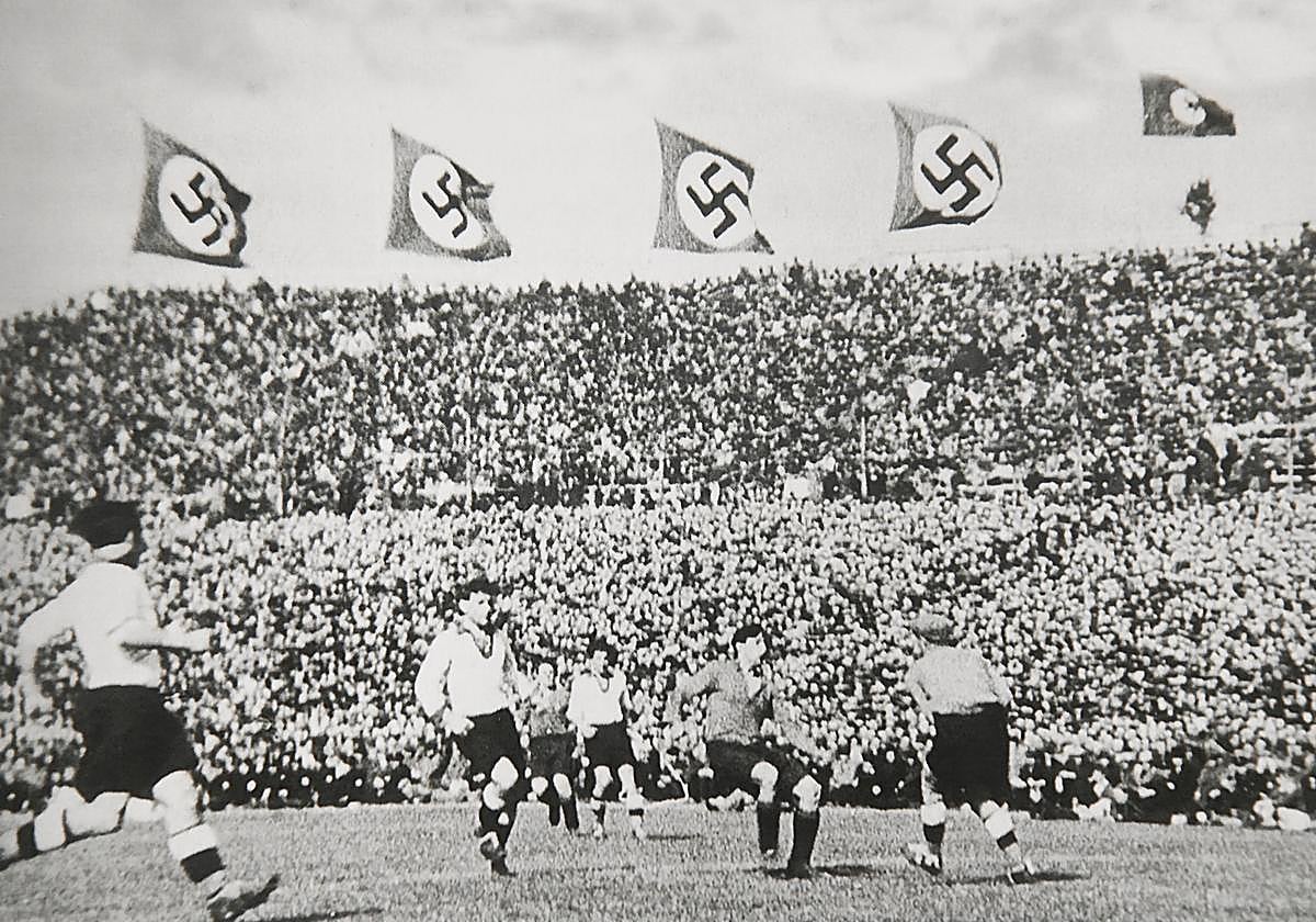 Isidro Lángara disputando un partido con España ante Alemania en Colonia con la presencia de Hitler en la grada.