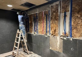 Obras realizadas el pasado año en uno de los vestuarios del polideportivo de Altza.