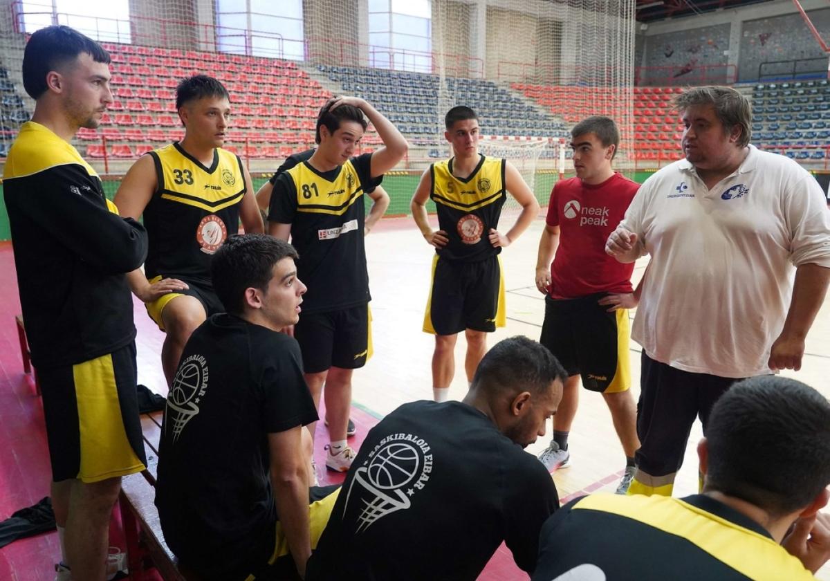 Los jugadores reciben una charla durante un partido del Artesanos Juantxo el año pasado.
