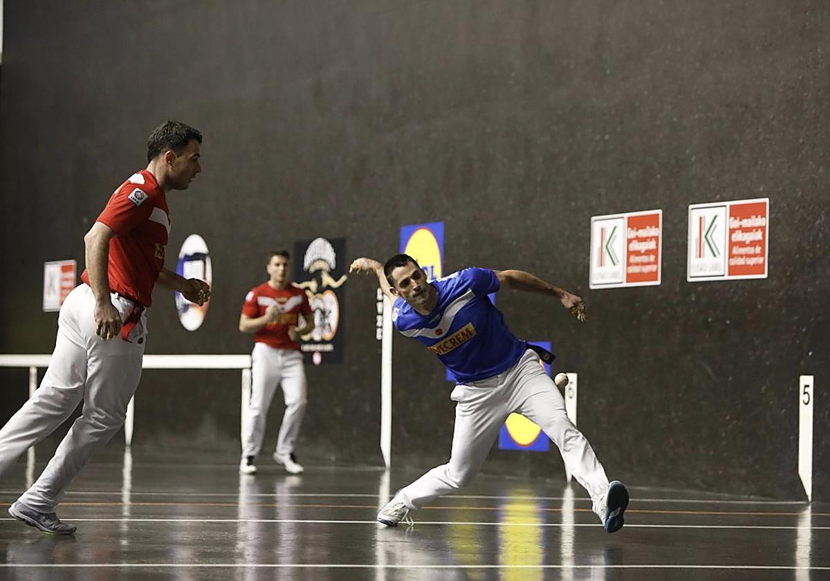 Albisu llega en carrera con Jaka al costado e Imaz al fondo, anoche en Amorebieta.