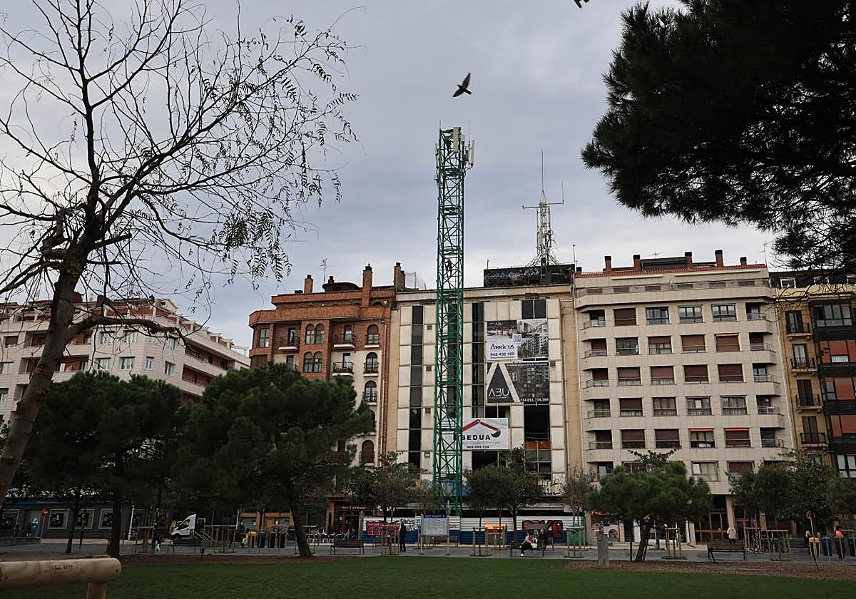 Los equipos telefónicos ya se han trasladado a la antena provisional para continuar con la demolición.