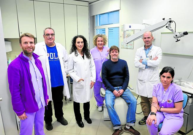 Izotz Mendiburu, sentado en el centro rodeado del equipo médico de otorrinolaringólogos del Hospital Donostia que comanda Xabier Altuna.