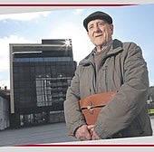 Jesús Mari Eguizabal, en la plaza Mercero, con el nuevo Ayuntamiento al fondo..