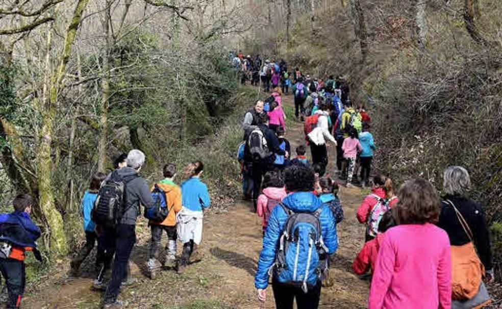 Aurreko edizio batean ikasleak eta gurasoak martxa batean parte hartzen.