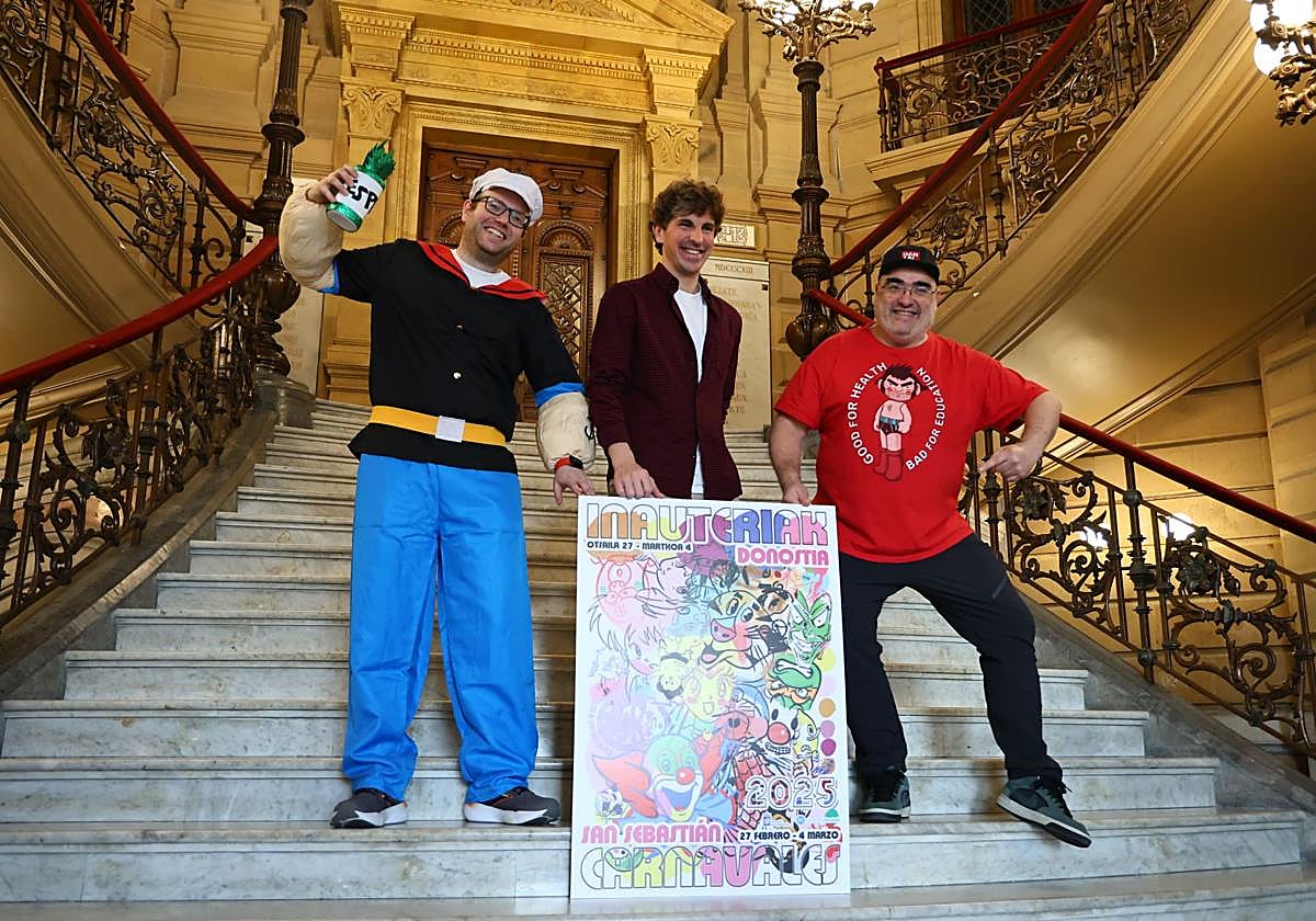 El Dios Momo, Hodei San Buenaventura, el concejal de Fiestas, Jon Insausti, y Judas Arrieta, diseñador del cartel anunciador.