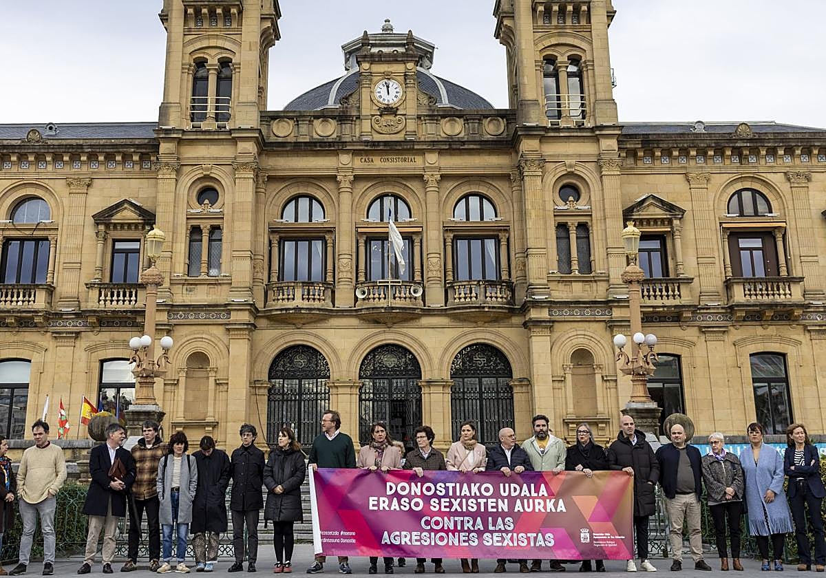 Concentración en el Ayuntamiento de Donostia en repulsa por una agresión sexual cometida en la capital