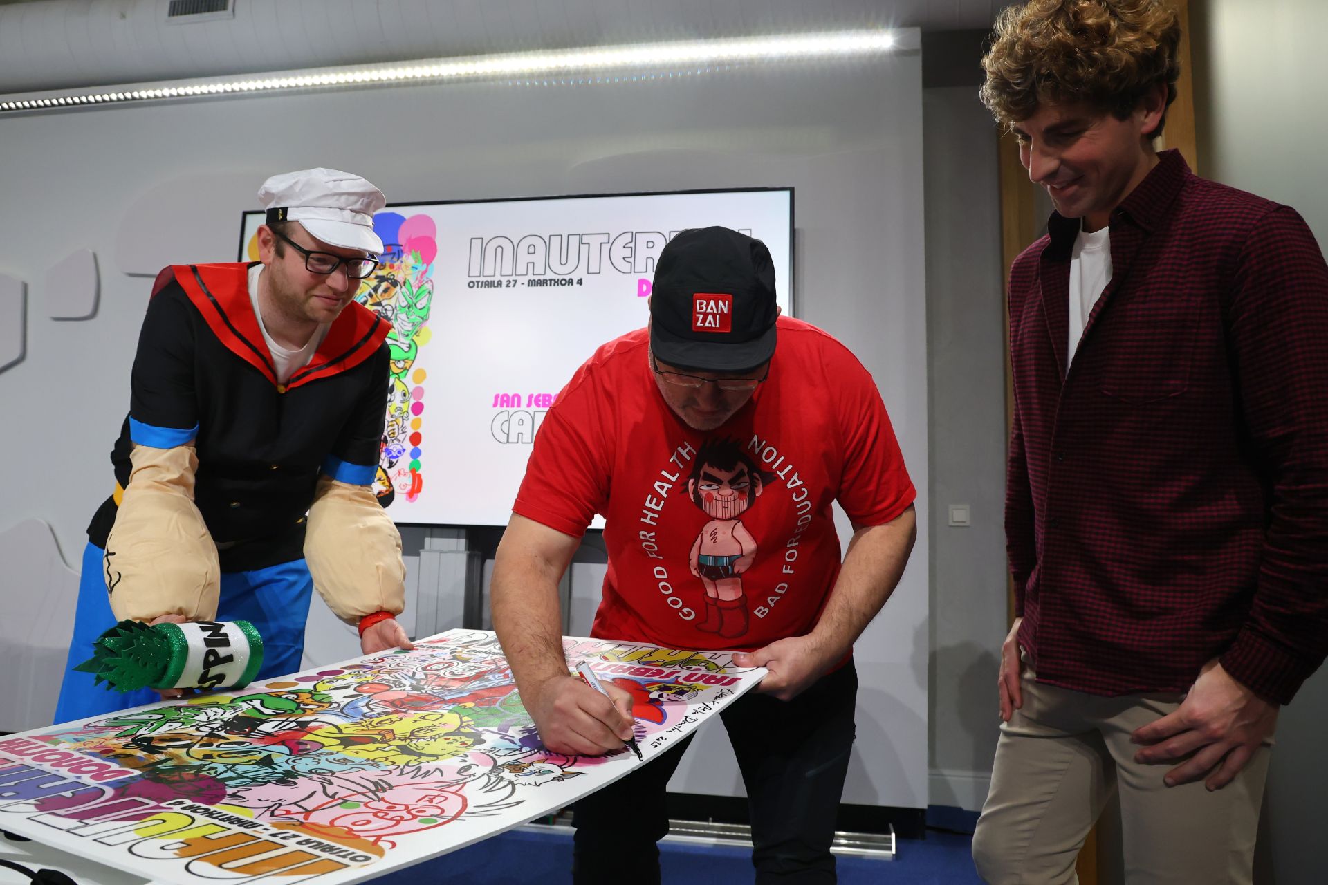 Hodei San Buenaventura disfrazado de Popeye este viernes, junto a Judas Arrieta y Jon Insausti.