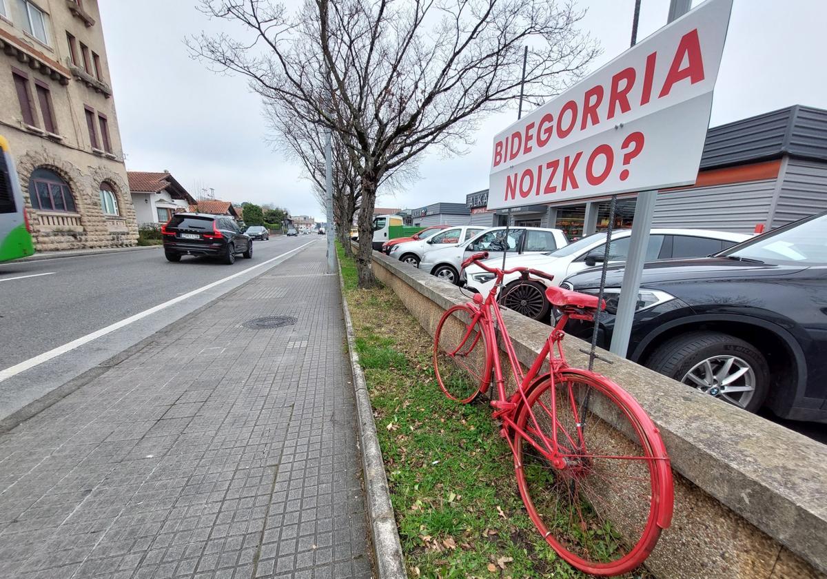 Bicicleta roja y cartel reclamando el bidegorri entre Hondarribia e Irun.