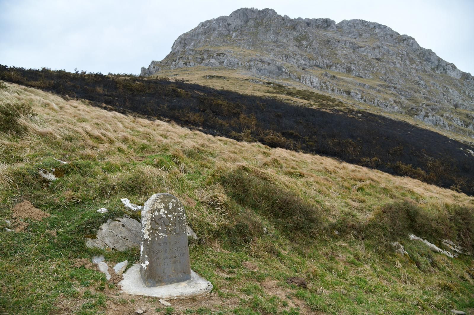 El monte Hernio, a vista de dron tras el incendio