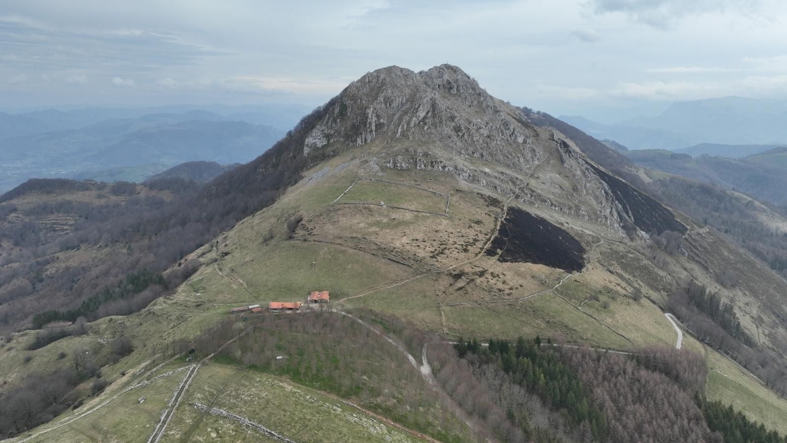 El monte Hernio, a vista de dron tras el incendio